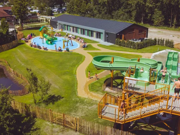 Overzicht van nieuw binnenbad, waterspeeltuin en glijbanen op Marvilla Parks Kaatsheuvel.