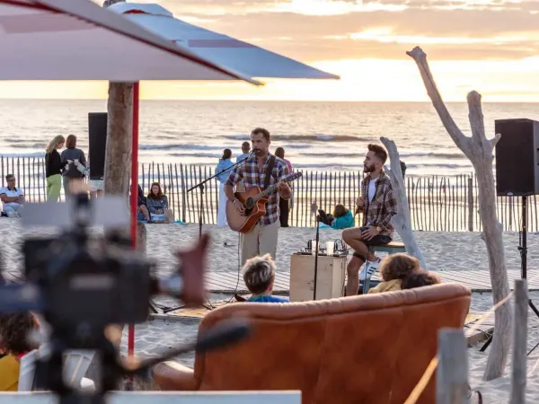 Entertainment in de avondzon op het strand van Roan camping Atlantic Club Montalivet