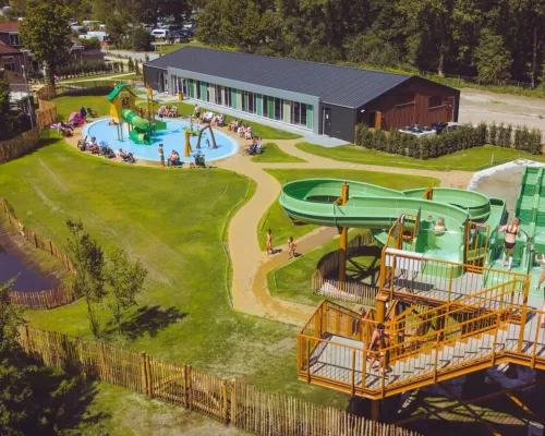 Overzicht van nieuw binnenbad, waterspeeltuin en glijbanen op Marvilla Parks Kaatsheuvel.